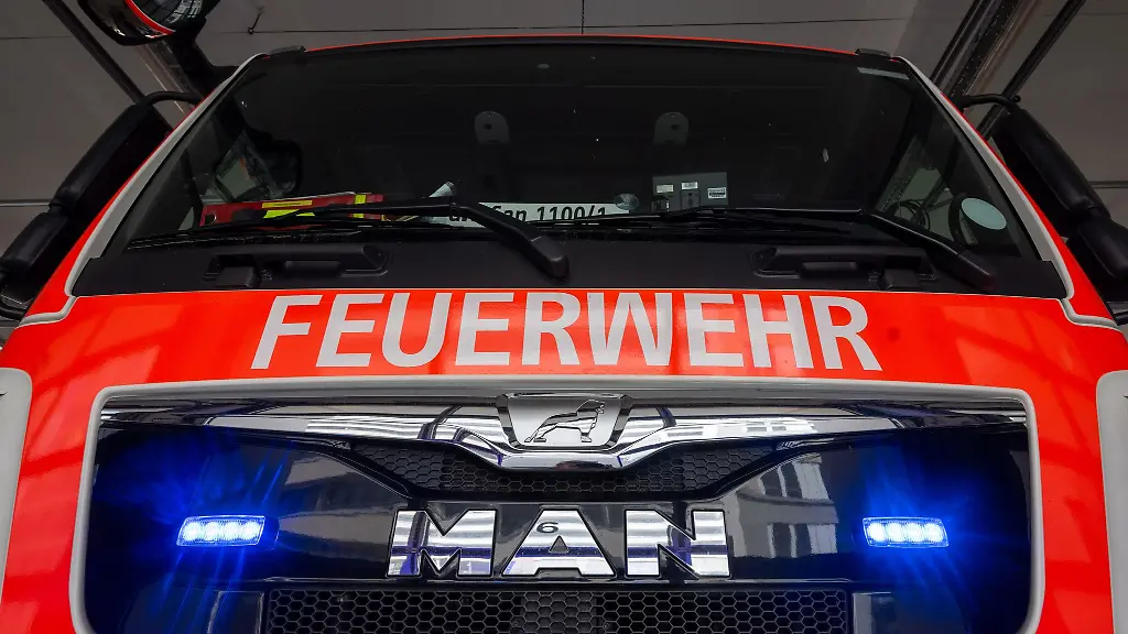 Auf-einem-Parkplatz-in-der-Seidelstrasse-habe-Fahrzeuge-gebrannt-Feuerwehr-konnte-Ausweitung-des-Feuers-verhindern