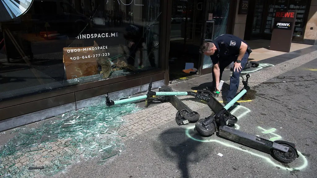 Mit-dem-E-Scooter-verunfallt-Ein-44-Jaehriger-hat-sich-schwer-verletzt