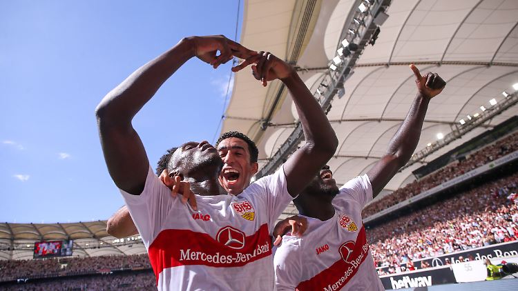 Jubel über das Tor zum 1:1 für den VfB durch Torschütze Naouirou Aham (links).