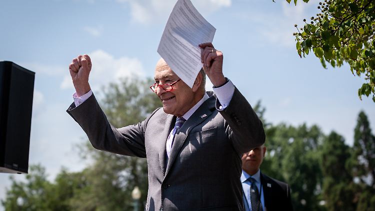 Chuck Schumer, der Mehrheitsführer der Demokraten im Senat, hat seine Abgeordneten nach eineinhalb Jahren schließlich auf Linie gebracht. 