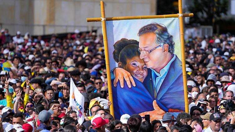 Der Plaza Bolívar war voll. Die Hoffnungen auf Gustavo Petro und die Vizepräsidentin Francia Márquez sind groß.