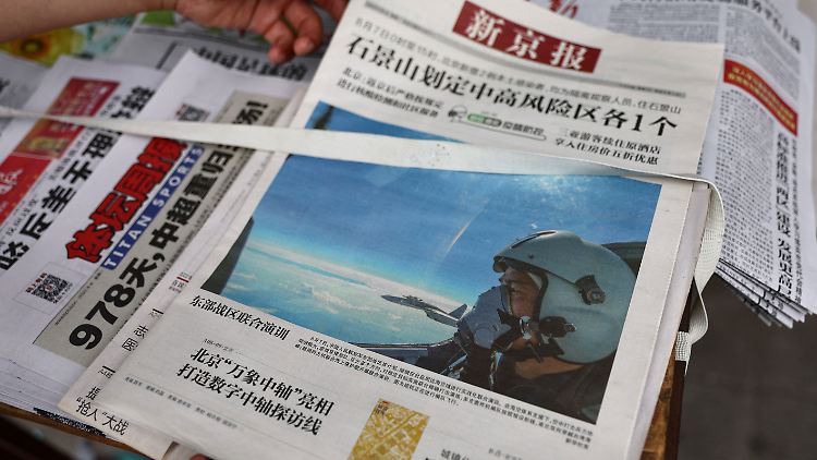 Chinesische Zeitungen veröffentlichen heroisch inszenierte Fotos von dem Manöver vor Taiwan.