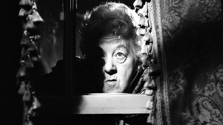 Die wohl bekannteste Kriminalfälle lösende Seniorin: Miss Marple, gespielt von Margaret Rutherford.