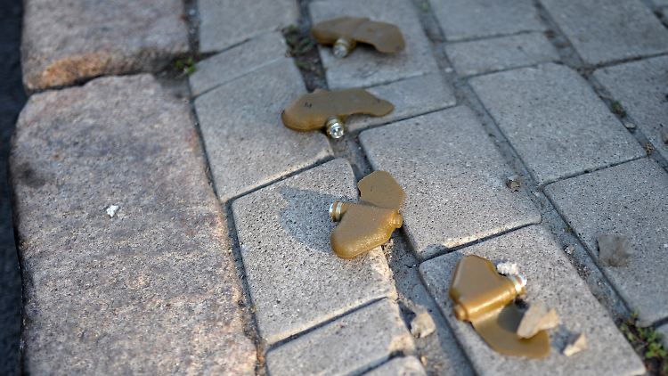 Schmetterlingsminen auf einer Straße in Donezk: Russische Staatsmedien verbreiten solche Bilder mit der Erzählung, sie würden von der ukrainischer Seite eingesetzt.