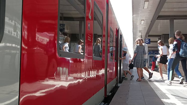 Nach ersten Erkenntnissen wurde das 9-Euro-Ticket vor allem für zusätzliche Reisen genutzt - den Straßenverkehr entlastete es dabei nur wenig.