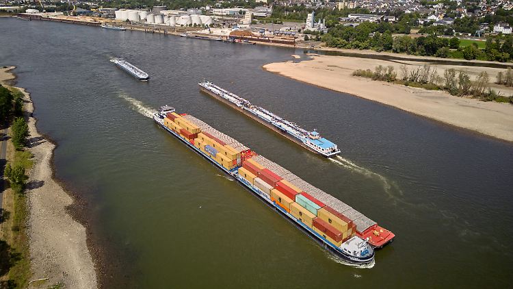 Niedrigwasser am Rhein: Uferzonen fallen trocken, neue Inseln steigen auf.