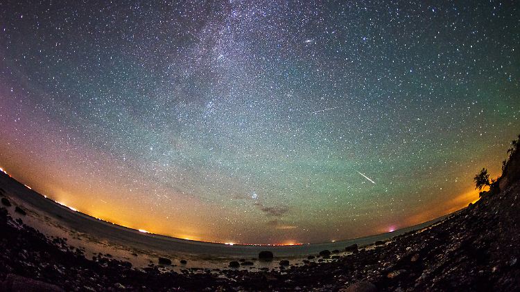 Sternschnuppen über der Ostsee: In den kommenden Nächten werden diese häufiger.