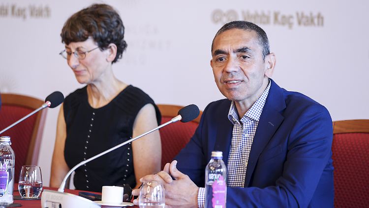 Biontech-Gründerpaar Uğur Şahin und Özlem Türeci bei einem früheren Termin im Juni.