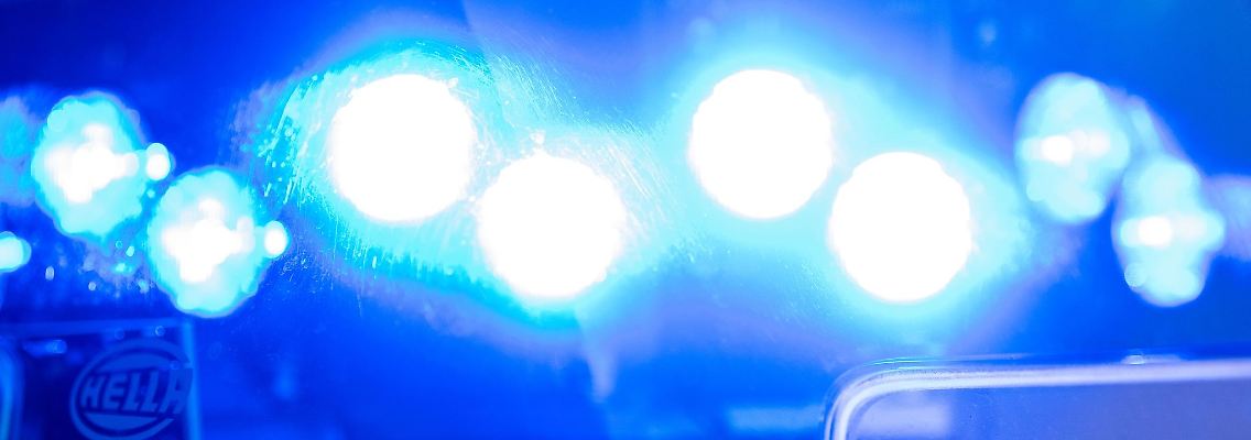 Ein Blaulicht leuchtet auf dem Dach einer Polizeistreife.