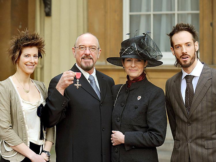 2008 mit Tochter Gael Clutterbuck, Frau Shona und Sohn James, als Ian Anderson den Ritterorden Member of the Order of the British Empire (MBE) bekam.