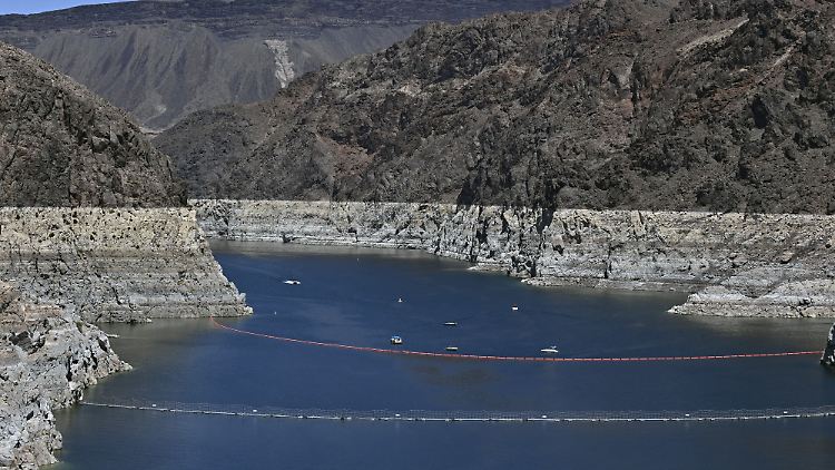 "Badewannenring" nennen manche die helle Fläche am Ufer des Lake Mead - dort zeigt sich, wie sehr der Pegel in den vergangenen Jahren abgesunken ist. Der See gibt dabei manches Geheimnis frei.