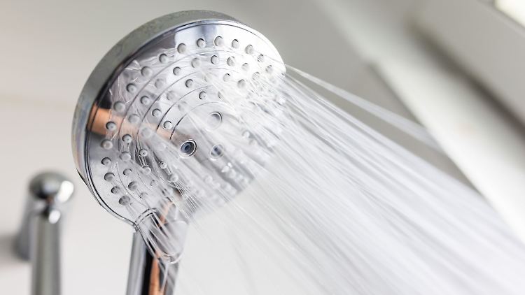 Legionellen werden durch zerstäubtes oder vernebeltes Wasser übertragen, zum Beispiel beim Duschen.