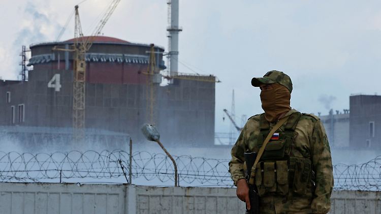 Ein russischer Soldat patrouilliert vor dem Kernkraftwerk Saporischschja in Enerhodar.