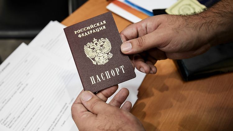 In Saporischschja händigen die Besatzer bereits russische Pässe aus.