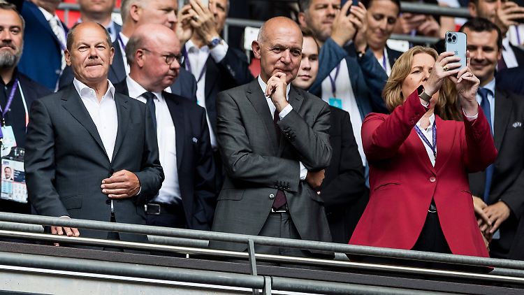 Das EM-Finale verfolgte Scholz gemeinsam mit DFB-Präsident Bernd Neuendorf und Bundestagspräsidentin Bärbel Bas.