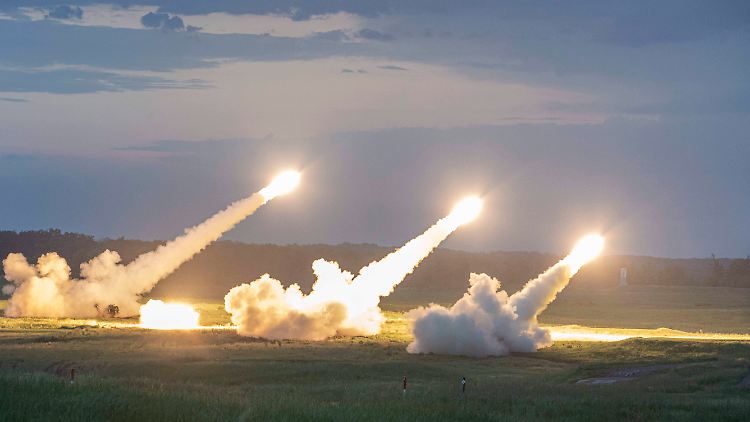Die Ukraine greift für präzise Angriffe hinter der russischen Front auch auf moderne Raketen des US-Systems HIMARS zurück.