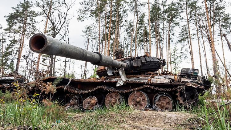 Ein zerstörter russischer Panzer in der Nähe von Kiew.