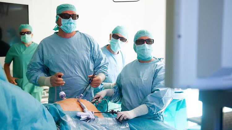 Mit kleinen Schnitten ist operativ viel möglich: Mit einer Bauchspiegelung vermeidet man einen großen Bauchschnitt und kommt in aller Regel rasch wieder auf die Beine.