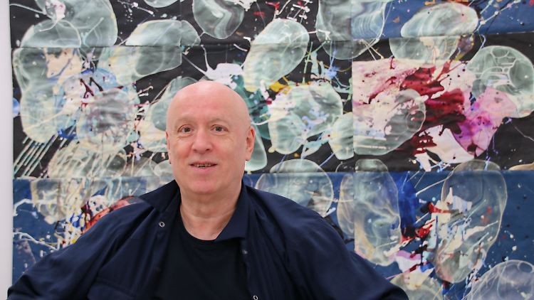 Jiří Dokoupil vor einem seiner Seifenblasenkunstwerke.