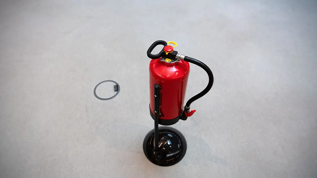 In-einem-Auto-in-Goeppingen-ist-ploetzlich-ein-Feuerloescher-losgegangen