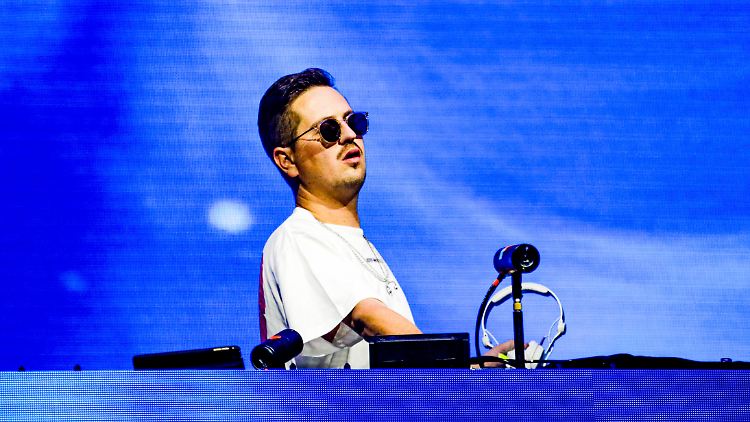 DJ Robin Schulz bei der Arbeit.
