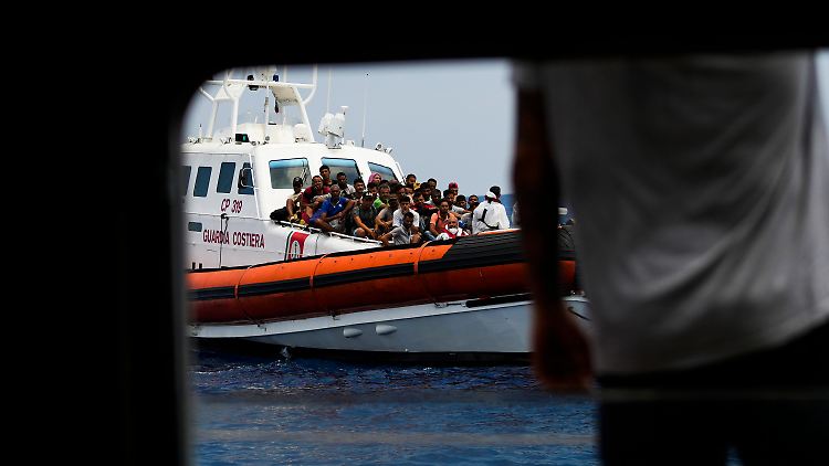 Seit Monaten kommen wieder mehr Migranten mit Booten über das Mittelmeer - eine lebensgefährliche Fahrt.