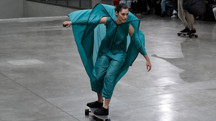 Auch Miyakes Laufsteg-Shows waren außergewöhnlich, wie hier 2019 in Paris.