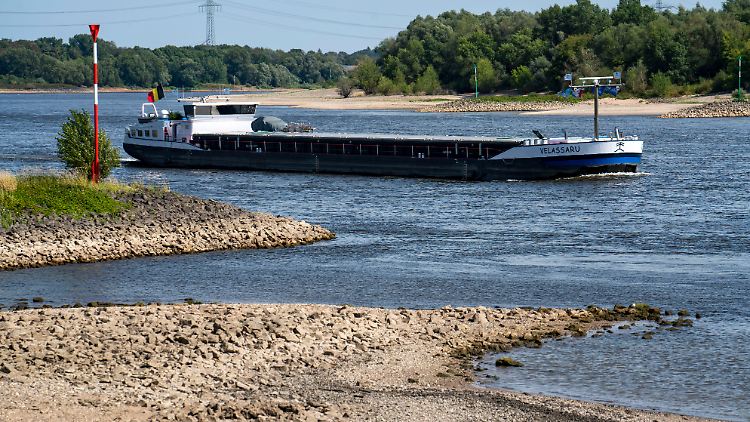 2018, als die Schifffahrt auf dem Rhein zuletzt für längere Zeit durch Niedrigwasser behindert wurde, sei die Industrieproduktion in der Spitze um etwa 1,5 Prozent gedrückt worden.