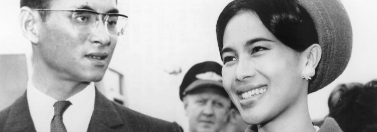 ... internationale Modemagazine feierten sie als "Asiens Jackie Kennedy".