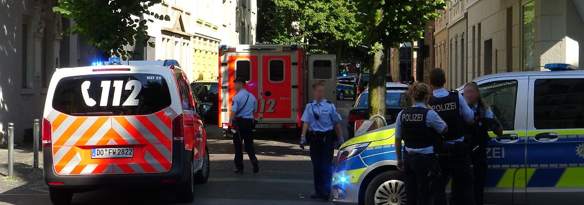 Polizeibeamte und Rettungskräfte in der Holsteiner Straße in Dortmund.