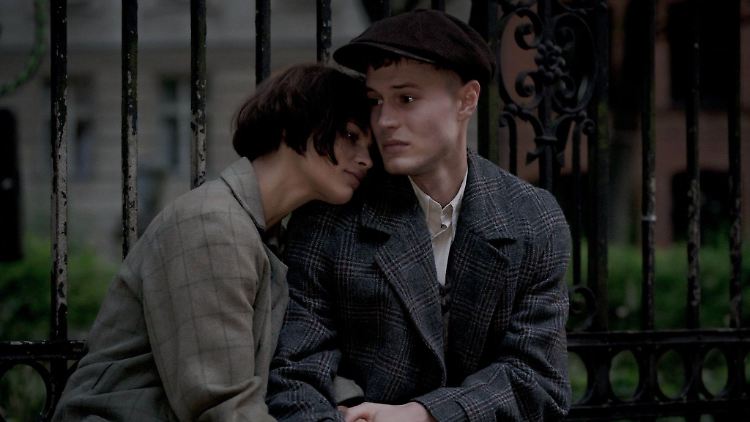 Eine Liebe, die keine sein darf: Vicky (Naemi Florez) und Harry (Ludwig Simon).
