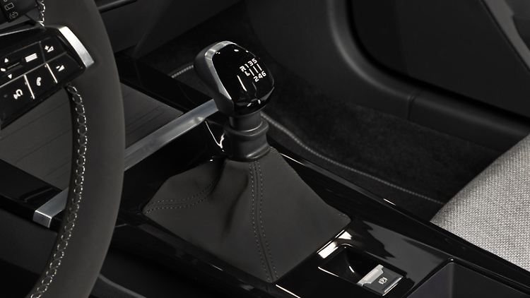 Selbst Hand anlegen: Noch bieten Auto-Hersteller viele ihrer Modelle auch mit manueller Handschaltung an - das könnte sich bald ändern.