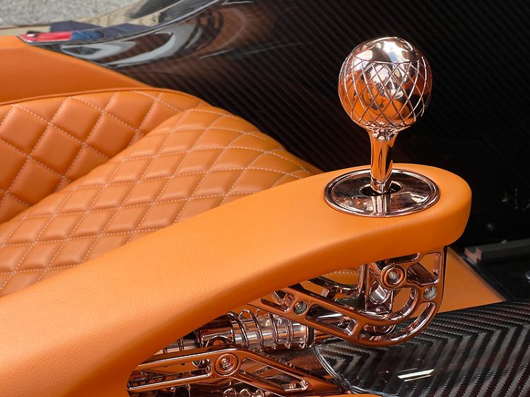 Ein Wählhebel für die Automatik muss nicht fad aussehen, wie dieser in einem De Tomaso P72 glänzend unter Beweis stellt.