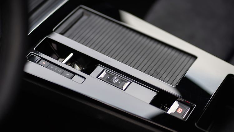Mehr Ablageplatz: Die kleine Steuereinheit der Automatik in diesem Opel lässt noch Raum für ein Fach.