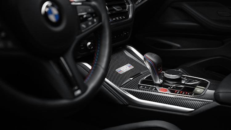 Wählhebel wie dieser in einem BMW M4 beweisen, dass man auch ohne manuelles Schaltgetriebe durchaus noch etwas in der Hand haben kann.