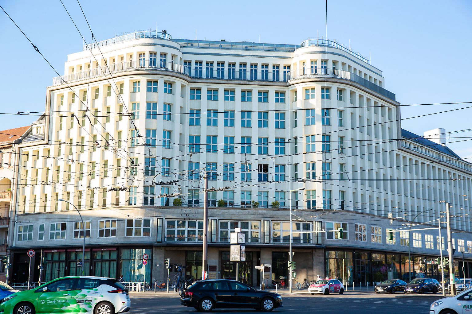 Im Berliner Soho House gehen seit 2010 internationale Stars ein und aus. Neben dem Hotelbetrieb bietet der elitäre Club ...