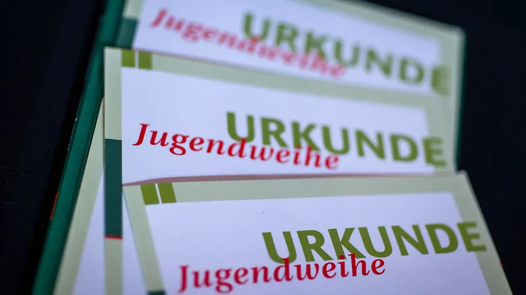 In-Sachsen-Anhalt-sind-nur-wenige-Familien-konfessionell-gebunden-Den-Schritt-ins-Erwachsenenleben-symbolisiert-fuer-viele-Jugendliche-die-Jugendweihe