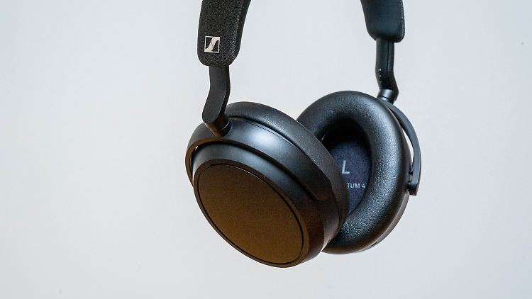 Die Sennheiser Momentum 4 Wireless sind auch in einer grau-weißen Farbkombination erhältlich.