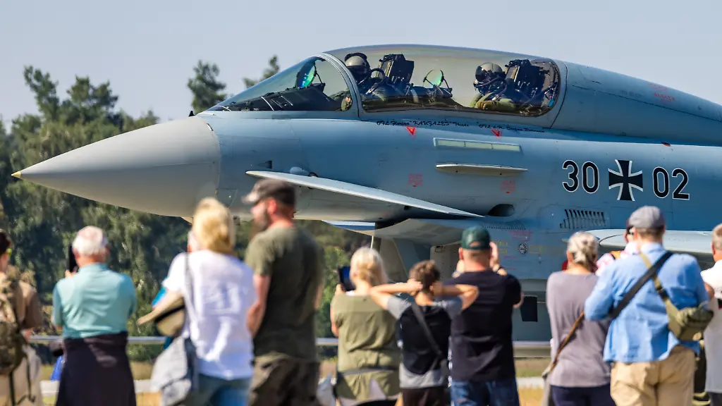 Beim-Tag-der-Bundeswehr-betrachten-Besucher-einen-Eurofighter-im-Fliegerhorst-Holzdorf