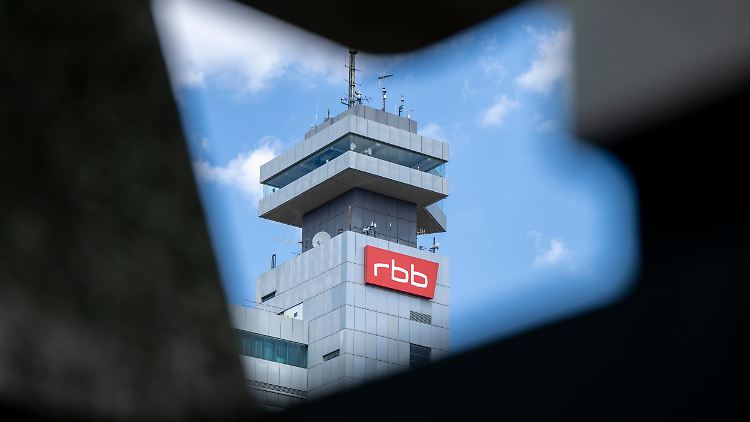 Beim RBB stehen viele Vorwürfe im Raum. Eine externe Anwaltskanzlei soll sie aufklären.