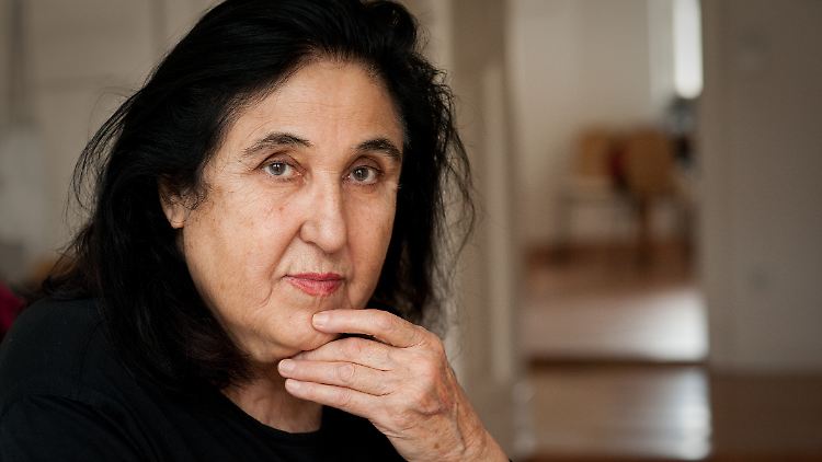 Emine Sevgi Özdamar wurde in der Türkei geboren und siedelte 1971 endgültig nach Deutschland um.
