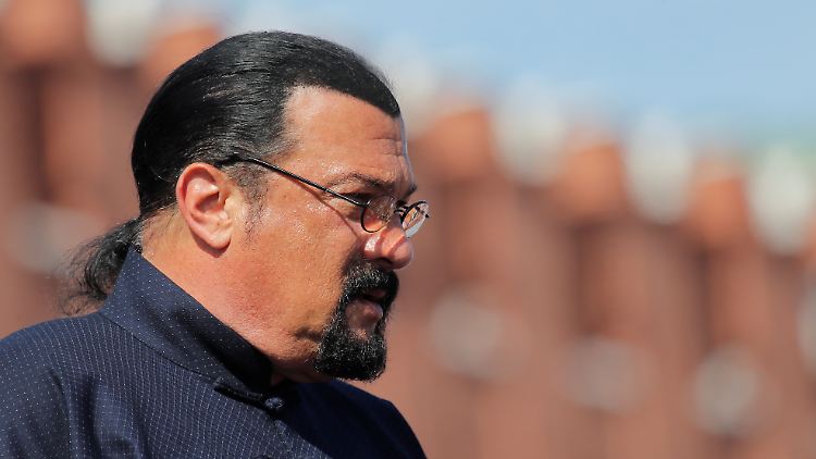 Steven Seagal ist regelmäßig in Russland zu Gast, so auch 2018 bei einer Militärparade in Moskau. 