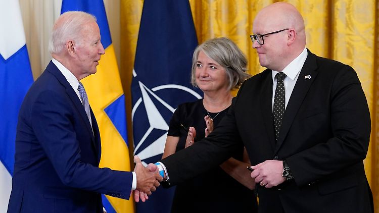 US-Präsident Joe Biden (links) mit dem finnischen Botschafter in den USA, Mikko Hautala, und dessen schwedischer Amtskollegin Karin Olofsdotter.