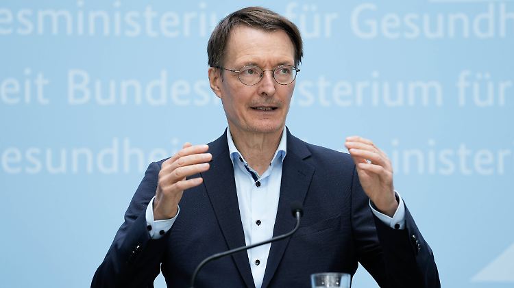 Risikogruppen sollten nicht auf den angepassten Impfstoff warten, sagt Lauterbach.