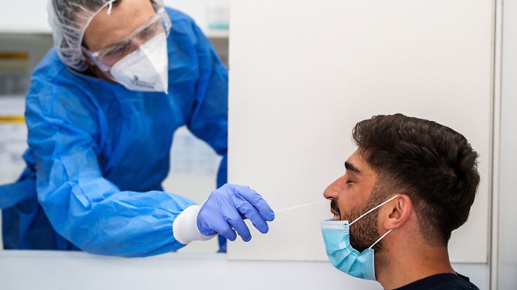 Wessen letzte Impfung oder Corona-Infektion länger als drei Monate her ist, der muss sich künftig vor einem Krankenhausbesuch testen lassen. 