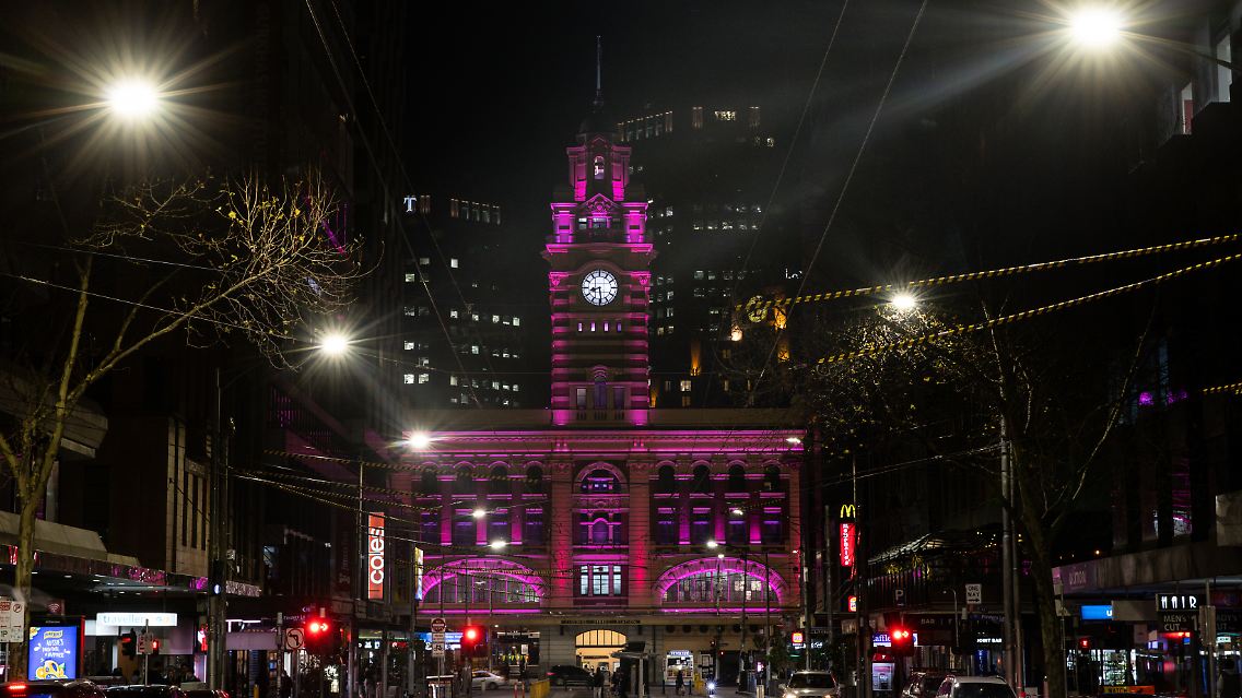 Die Flinders Street Station ist zu Ehren von Olivia Newton-John pink beleuchtet.