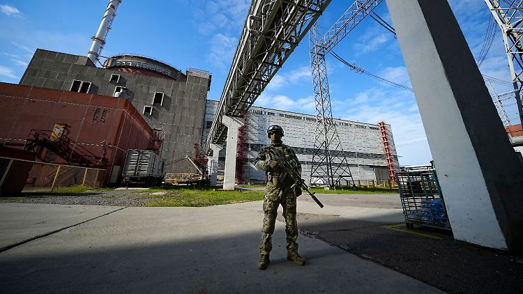 Ein russischer Soldat vor dem Kernkraftwerk Saporischschja. Die Russen hatten es im März unter ihre Kontrolle gebracht.