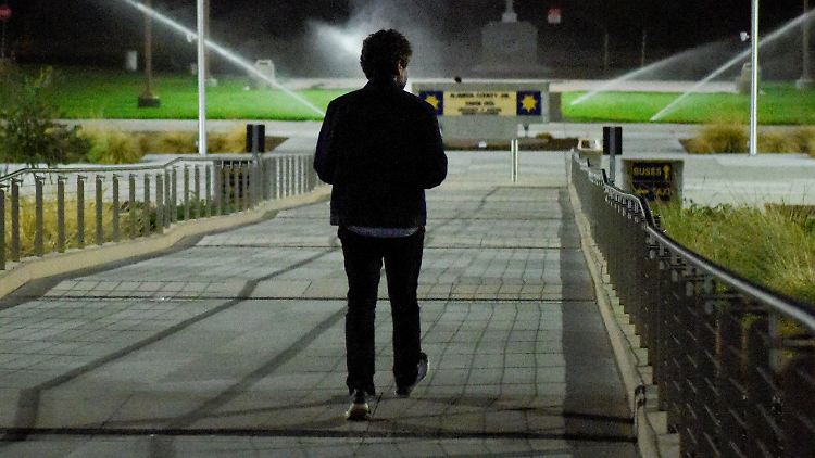Im November 2019 kommt Abouammo noch auf freien Fuß. Nun verurteilt ihn ein Gericht der Spionage. Das Strafmaß steht jedoch noch aus. 