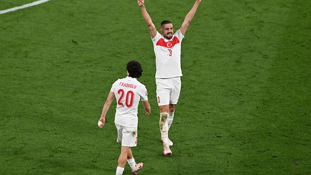 Merih-Demiral-sorgte-mit-dem-Wolfsgruss-fuer-einen-EM-Eklat