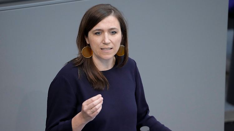 Katharina Beck kritisiert, dass durch die Steuererleichterungen vor allem Vielverdiener profitieren werden.